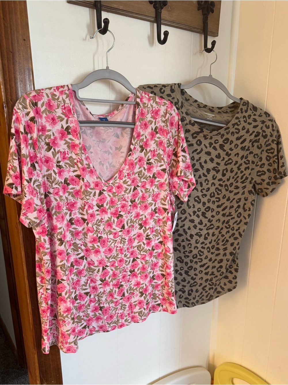 NWT 2-pc. Lot Old Navy Knit Top Luxe V-Neck & Everywear T-Shirt Size Med Bundle